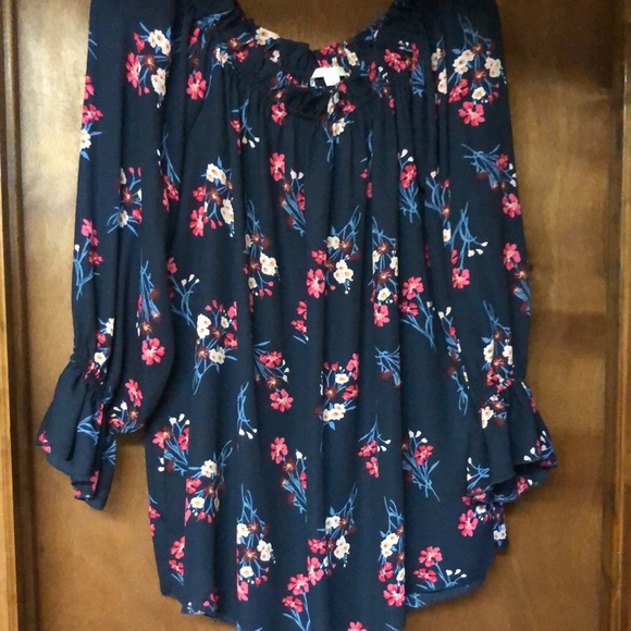 Woman’s Blouse - Picture 2 of 6